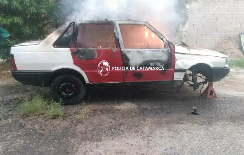 INCENDIO DE UN  AUTOMOVIL (1)