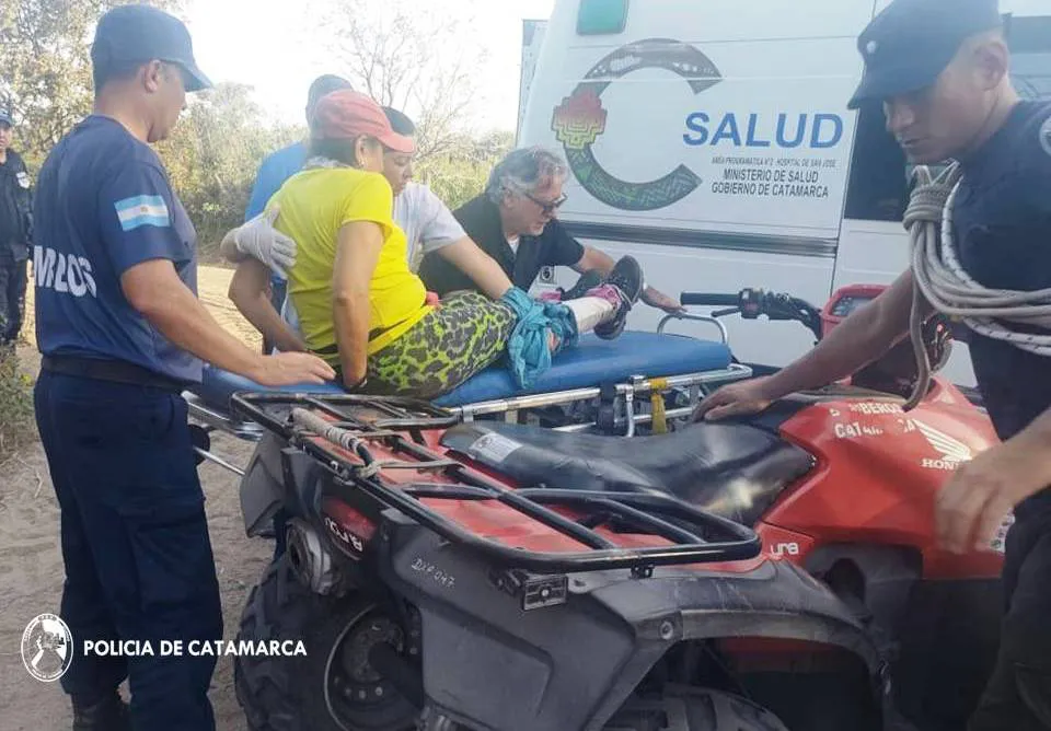 Policías asistieron a una mujer lesionada en la Sierra del Gracián (2)
