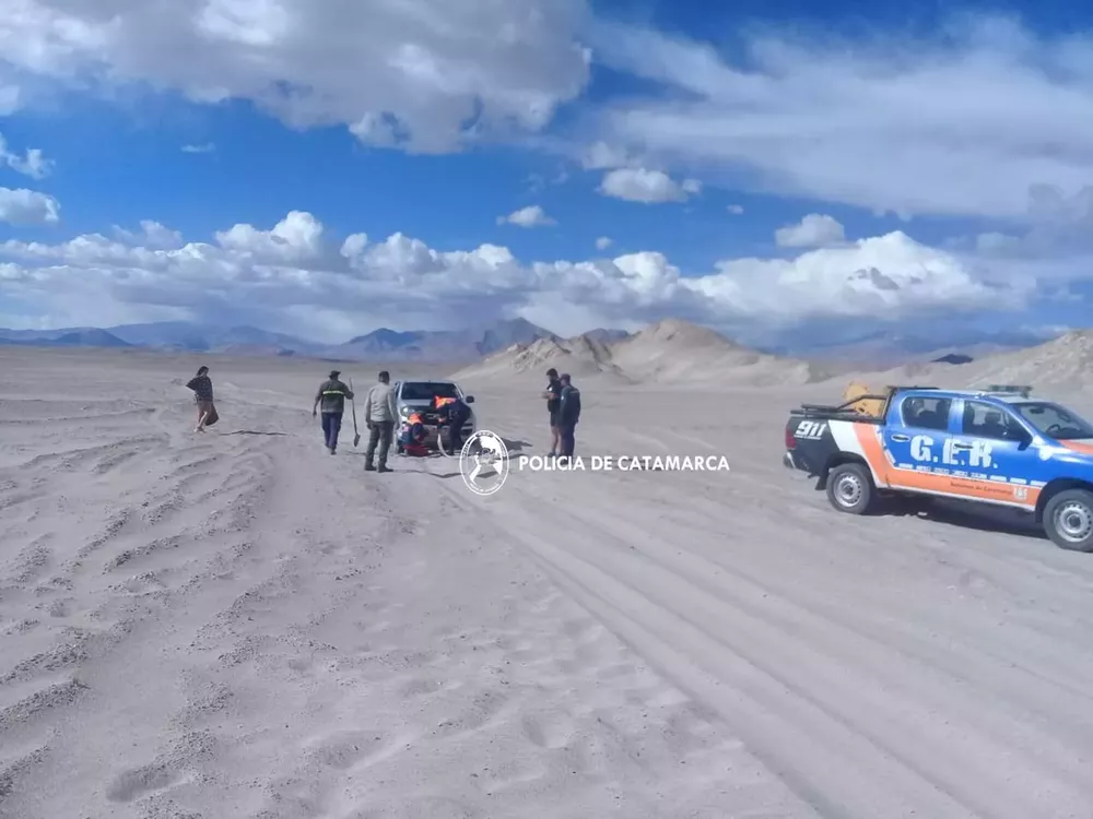 Rescatan a una camioneta  en el Campo de Piedra Pómez
