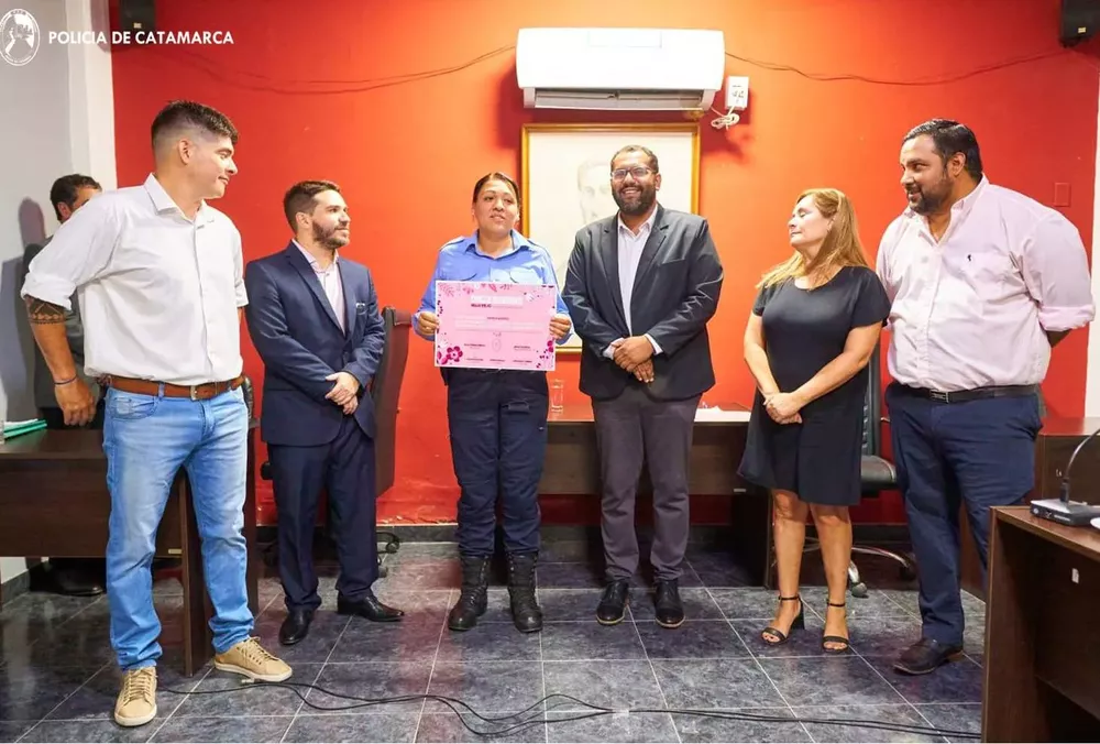 Entrega de reconocimiento.jpg 1