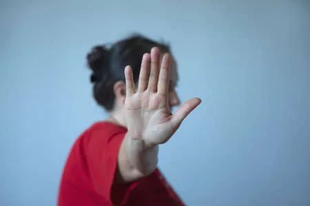 168941632-señal-de-stop-de-mano-de-mujer-triste
