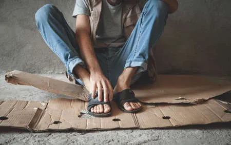 153095352-hombre-sin-hogar-caucásico-sin-dinero-sin-trabajo-sin-hogar