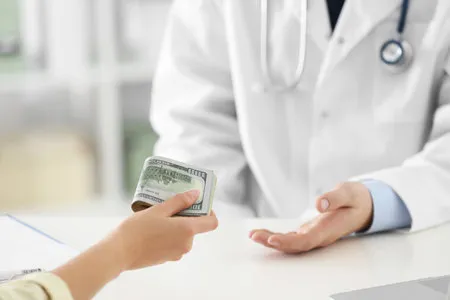 196619690-paciente-dando-soborno-al-médico-en-la-clínica-medicina-corrupta-de-primer-plano