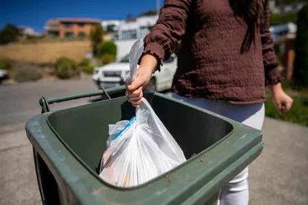 198911498-clasificación-de-reciclaje-y-basura-en-contenedores-en-hobart-tasmania-australia-en-la-ciudad