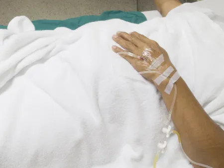 13822390-brazo-de-una-paciente-en-el-hospital-con-una-vía-intravenosa