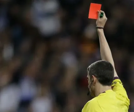 ARBITRO-SACANDO-TARJETA-ROJA-FUTBOL-DEPORTE-AGRESION