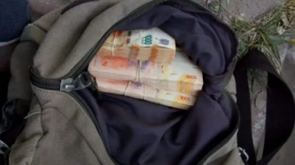 Encontro-una-mochila-con-medio-millon-de-pesos-y-la-devolvio