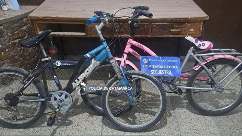 Le arrebato las bicicletas de la caja de la camioneta