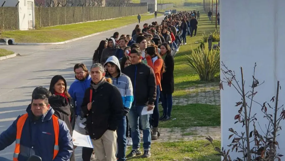crisis-empleo-mas-dos-kilometros-cola-para-conseguir-trabajo-yerba-buena-815280-103051