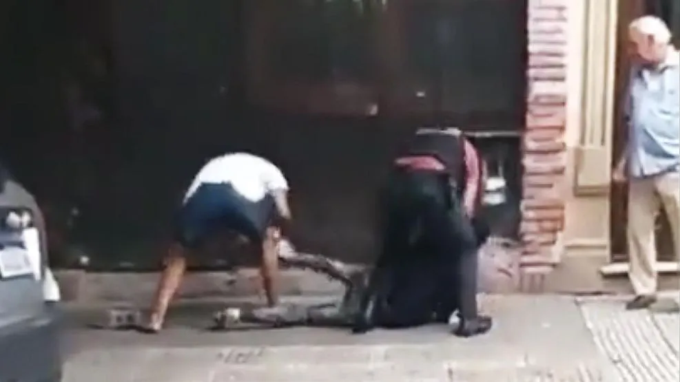 un-segundo-malviviente-y-le-robo-las-zapatillas-al-ladron-retenido-1513840