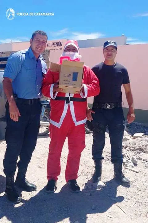 En Antofagasta de la Sierra Policías personificaron a Papá Noel 1