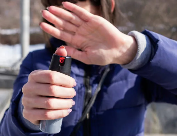 gas-lacrimógeno-o-aerosol-de-papper-en-mano-de-mujer-caucásica-joven-medios-de-autodefensa-en