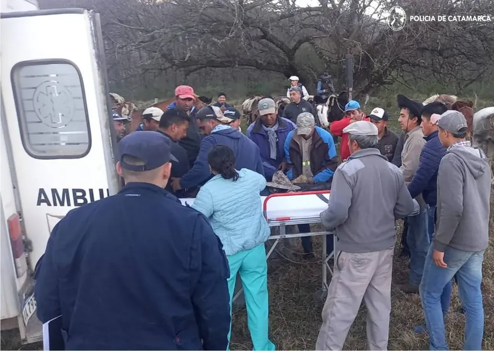 Tras un importante despliegue policías y baqueanos rescataron a un hombre lesionado en Andalgalá (1)