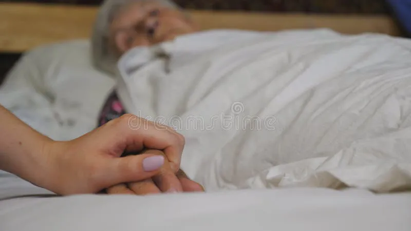 nieta-toma-y-toca-suavemente-la-mano-de-su-abuela-mayor-en-clínica-médica-comodidad-niña-brazo-arrugado-mujer-enferma-madura-199566059