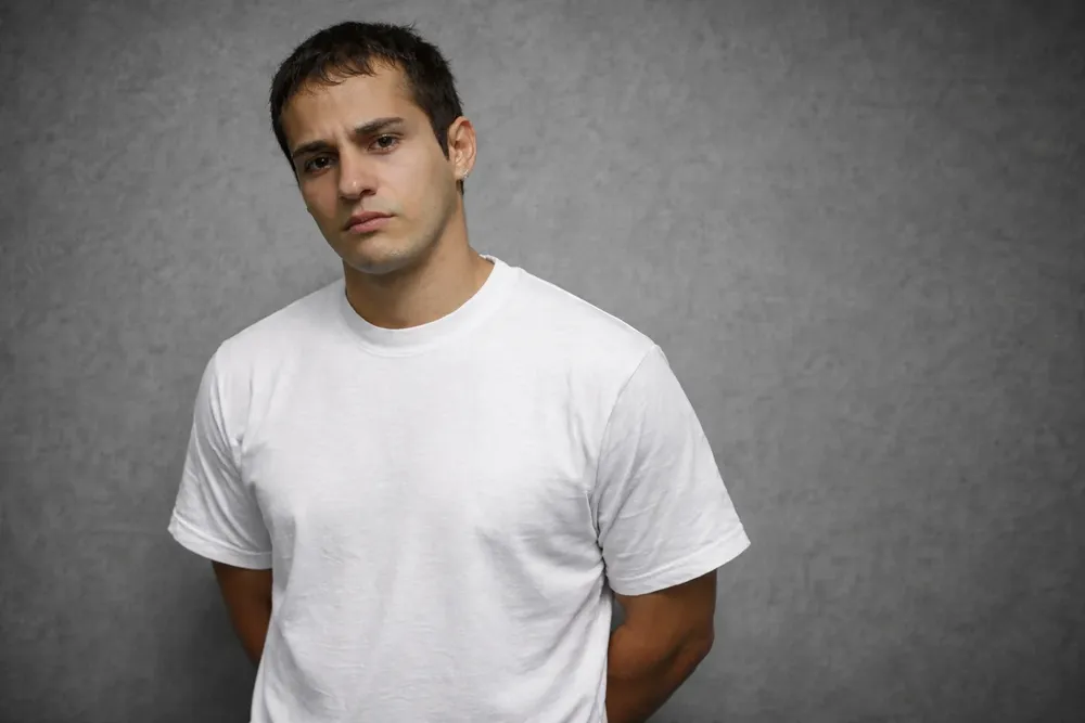 Retrato serio de un joven