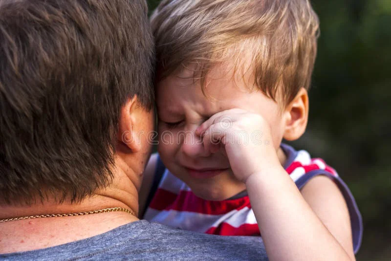 un-niño-pequeño-llora-mientras-está-en-los-brazos-de-su-padre-acurrucándole-para-que-se-sienta-protegido-bebé-llorando-228629988