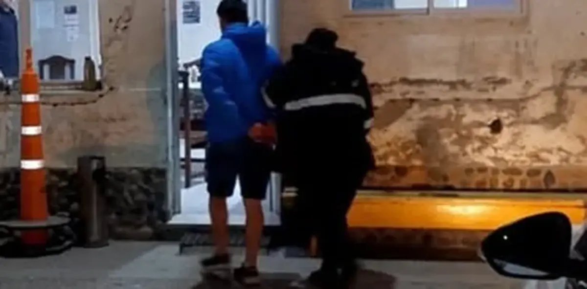 Delincuente atrapado en el interior de una casa por sus propietarios