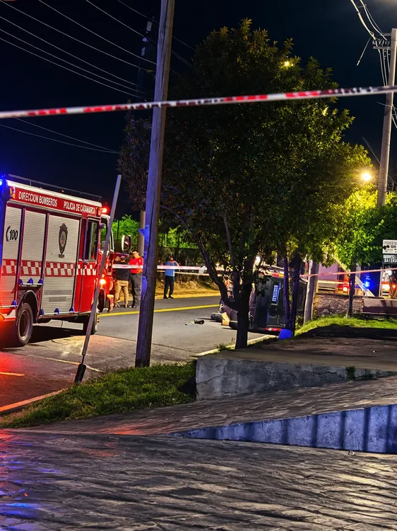 Escena de emergencia nocturna cinematográfica