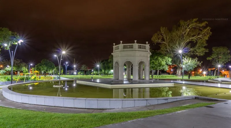 Foto-fotos-nocturnas-noche-Alameda-Paseo-General-Navarro-ciudad-San-Fernando-del-Valle-Catamarca-Argentina-4-800x445