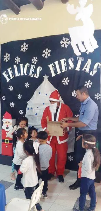 En Antofagasta de la Sierra Policías personificaron a Papá Noel 5