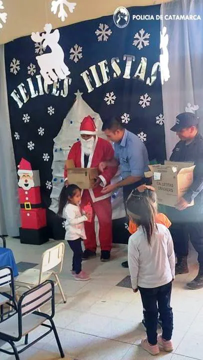 En Antofagasta de la Sierra Policías personificaron a Papá Noel 2
