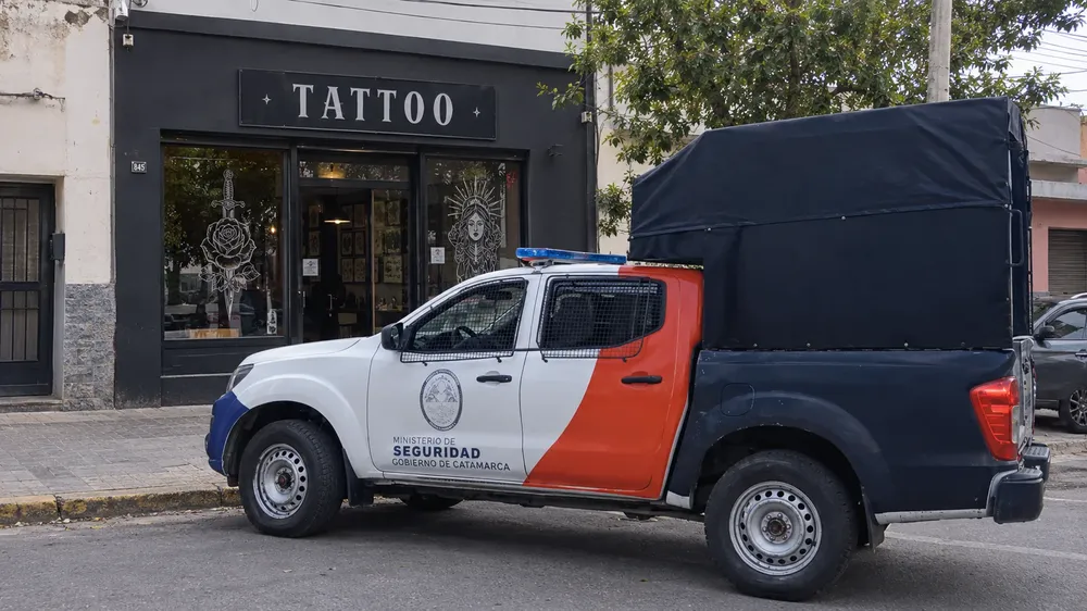 Camioneta de seguridad frente a estudio de tatuajes